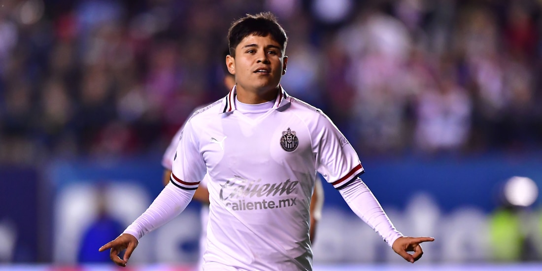 Javier La Chofis López festeja un gol con Chivas en el 2020, año en el que salió del club.