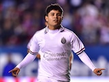 Javier La Chofis López festeja un gol con Chivas en el 2020, año en el que salió del club.