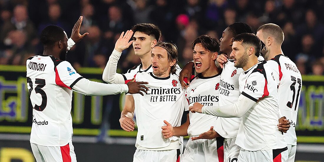 El mexicano festeja con su equipo el tanto que ayer les dio el empate en la Serie A de Italia.