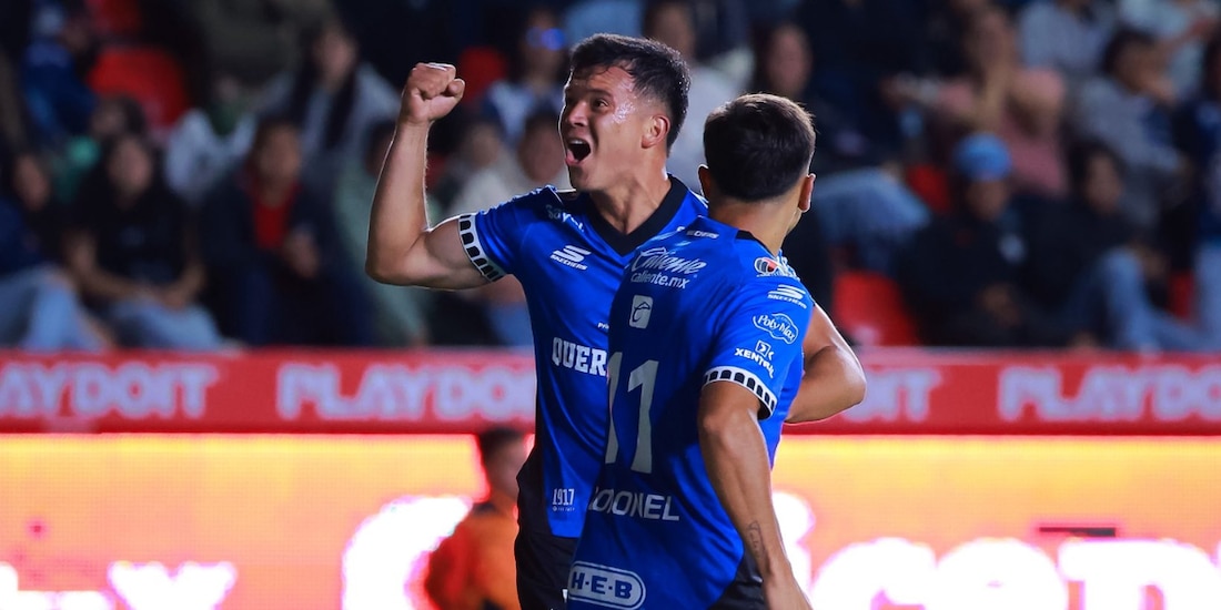 Alí Ávila celebra uno de sus dos goles en el triunfo del Querétaro ante el Pachuca.