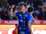 Alí Ávila celebra uno de sus dos goles en el triunfo del Querétaro ante el Pachuca.