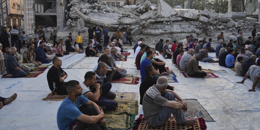 Palestinos se reúnen para rezar por el Eid al-Adha, o fiesta del sacrificio en Deir al-Balah, Gaza, ayer.