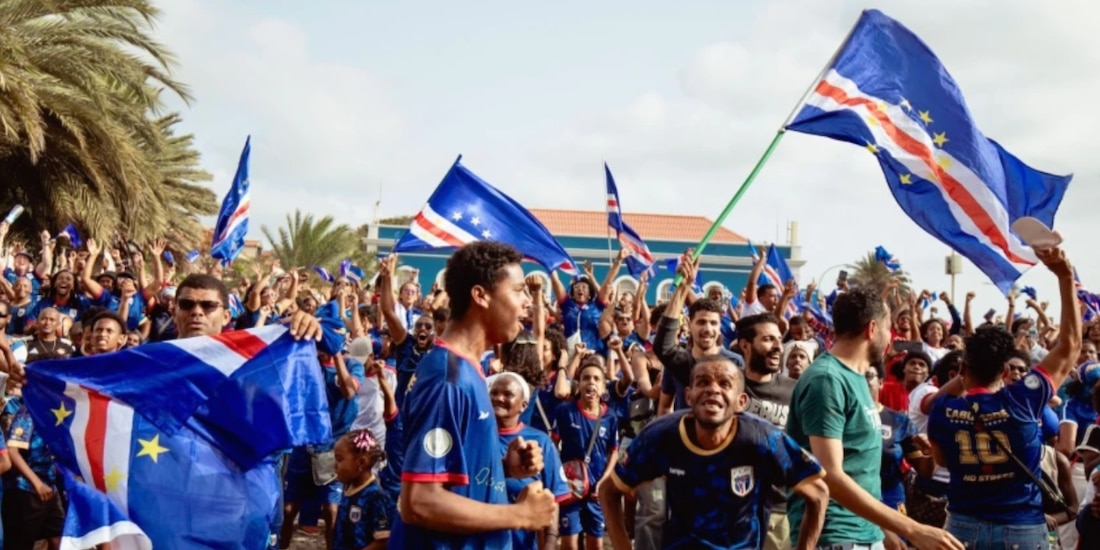 La afición caboverdiana convirtió el regreso del equipo en una auténtica celebración nacional.