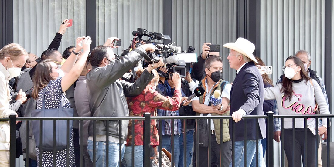 El embajador Ken Salazar atiende a la prensa, en imagen de archivo.