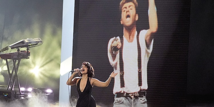 LA CANTANTE británica Raye, al rendir tributo al icóno del pop George Michael.