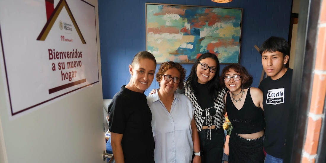 Claudia Sheinbaum junto a beneficiarios del programa Vivienda para el Bienestar.