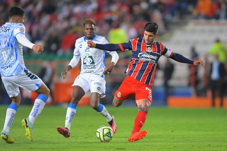 Víctor Guzmán anotó el gol de Chivas en la igualada con Pachuca.