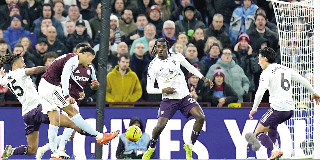 Morgan Rogers dispara, ayer, antes de marcar su gol en el juego correspondiente de la Premier League.