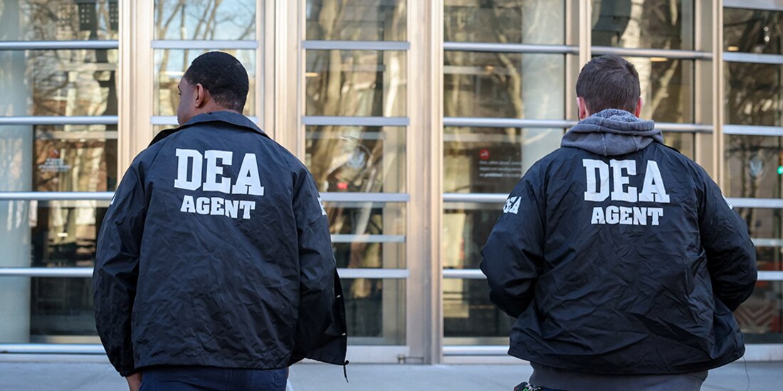 Miembros de la DEA caminando