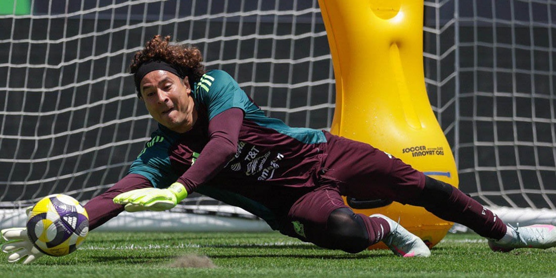 El arquero Guillermo "Memo" Ochoa, durante el entrenamiento en 2025
