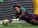 El arquero Guillermo "Memo" Ochoa, durante el entrenamiento en 2025