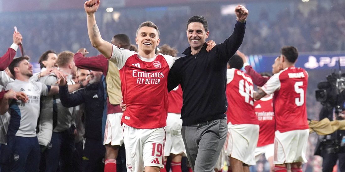 LEANDRO TROSSARD y Mikel Arteta celebran el pase, ayer.