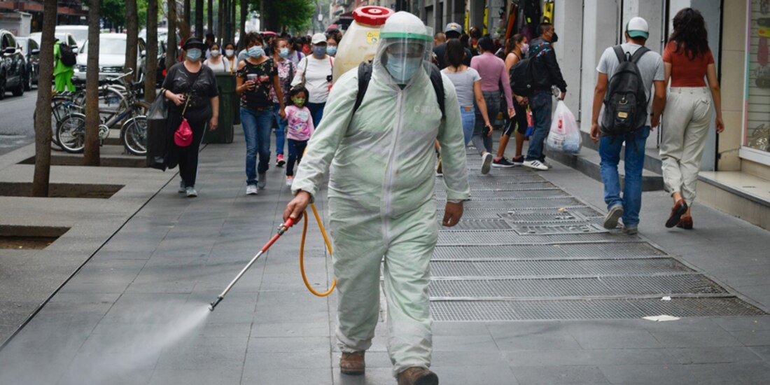 Aglomeración de personas este sábado en las principales calles del Centro Histórico en la CDMX mientras el semáforo naranja epidemiológico por COVID-19 se mantiene activo.