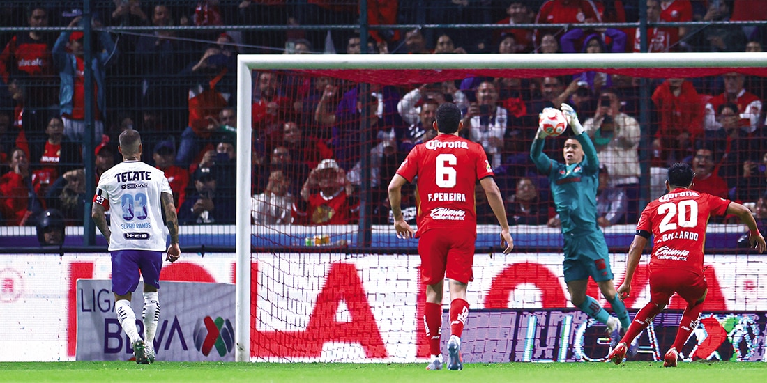 Sergio Ramos se lamenta tras su penalti fallado en Toluca, anoche.