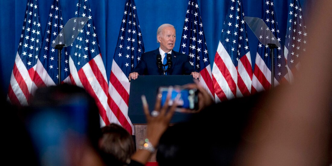 El presidente de EU, Joe Biden, ofrece un discurso a nivel nacional, ayer.