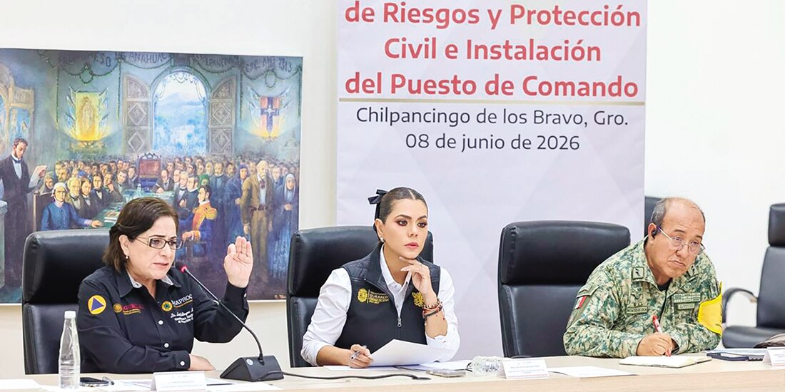 Evelyn Salgado (c.) con Laura Velázquez y personal de la Defensa en reunión, ayer.