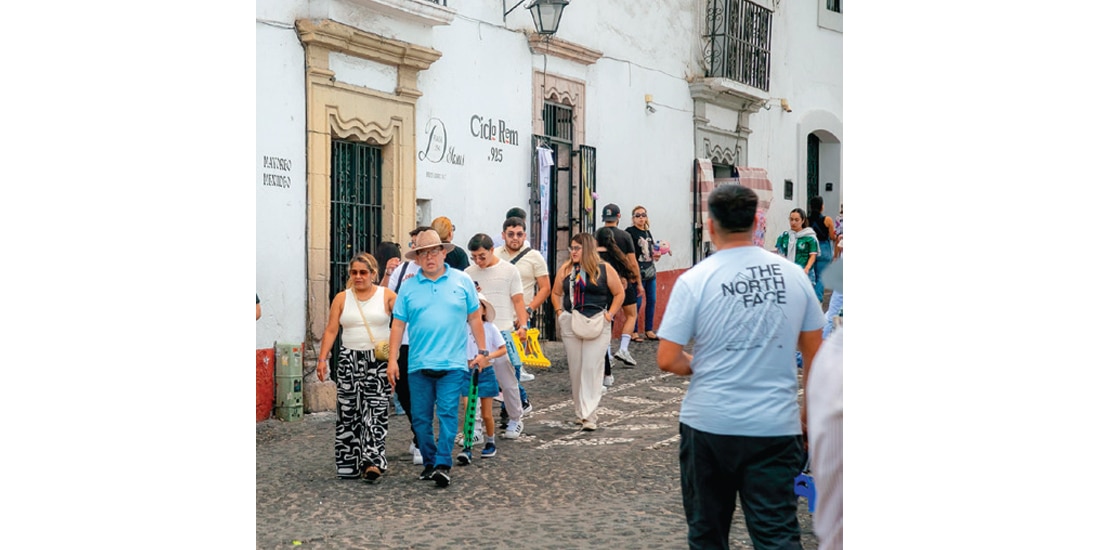 TURISTAS disfrutan de los sitios en Taxco, Guerrero, ayer.