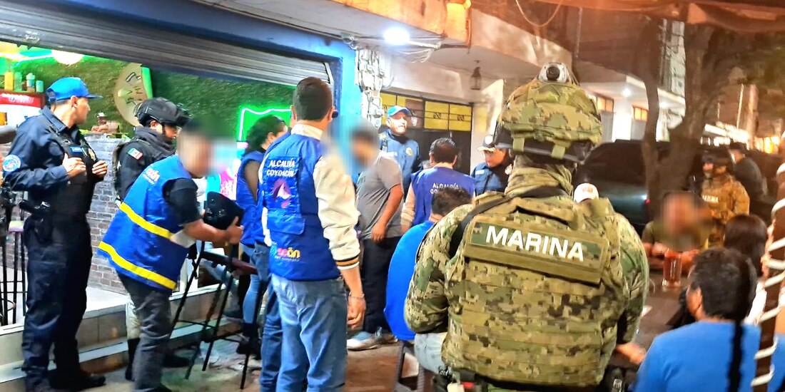 Autoridades locales aseguran mobiliario y productos para preparar bebidas alcohólicas.