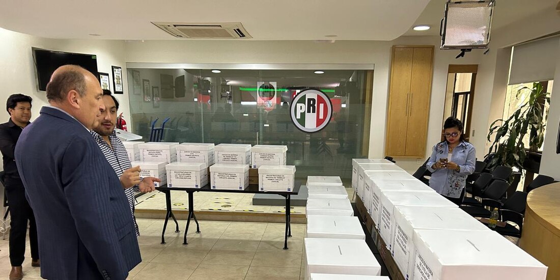 Simulacro de votación realizado por diputados del PRI, encabezados por Rubén Moreira, ayer.