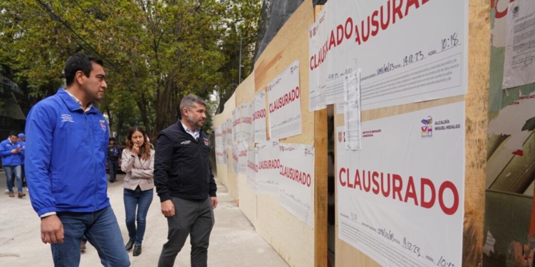 Mauricio Tabe, ayer, durante un recorrido por construcciones suspendidas en la alcaldía Miguel Hidalgo.