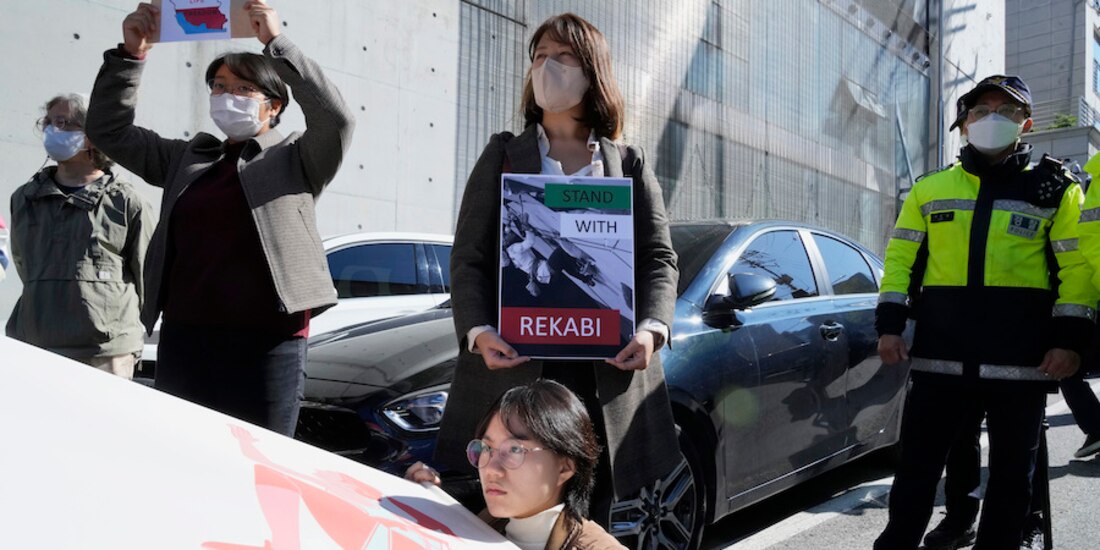A más de un mes de las protestas, ciudadanos de varias regiones muestran solidaridad a las mujeres iraníes.