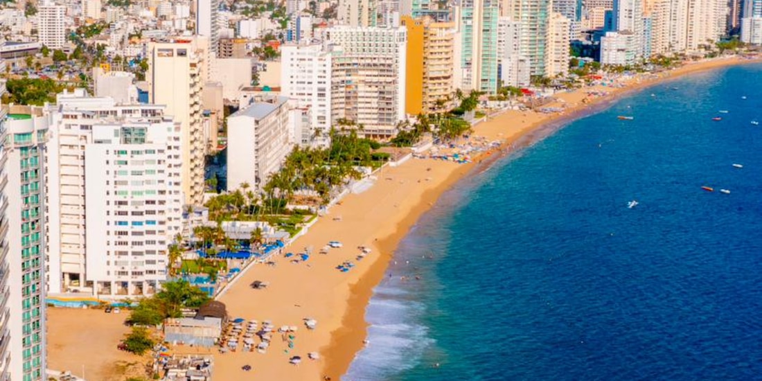 Turistas disfrutan de las playas de Acapulco durante la exitosa temporada vacacional de verano.