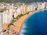 Turistas disfrutan de las playas de Acapulco durante la exitosa temporada vacacional de verano.