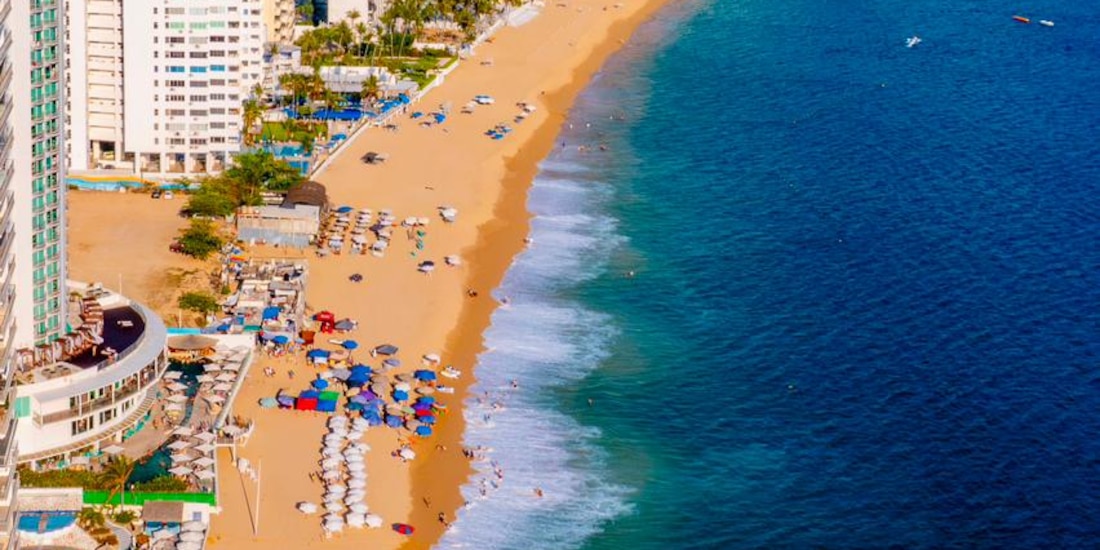 Miles de familias celebran el 10 de mayo en las renovadas playas de Acapulco.