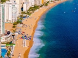 Miles de familias celebran el 10 de mayo en las renovadas playas de Acapulco.