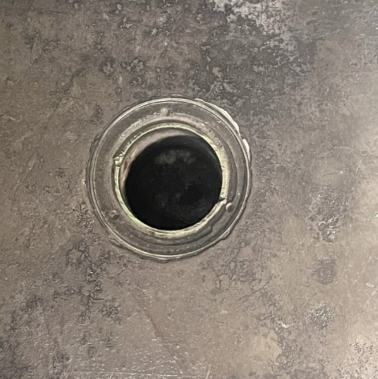 Una coladera sin tapar en uno
de los baños de hombres.