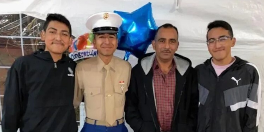 Narciso Barranco (3o de izq a der.) con sus tres hijos en foto viralizada en internet tras ser agredido por el ICE.