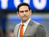 Mark Sanchez antes del juego de los Rams ante los Jaguars en la NFL 2021.