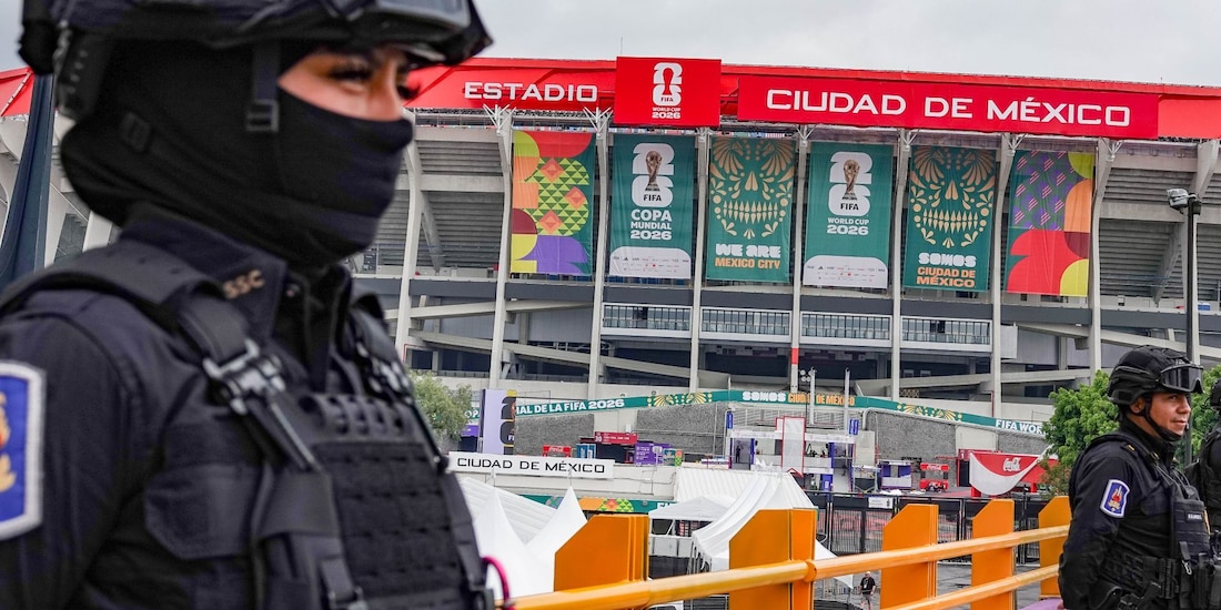 Policías frente al Estadio Ciudad de México.