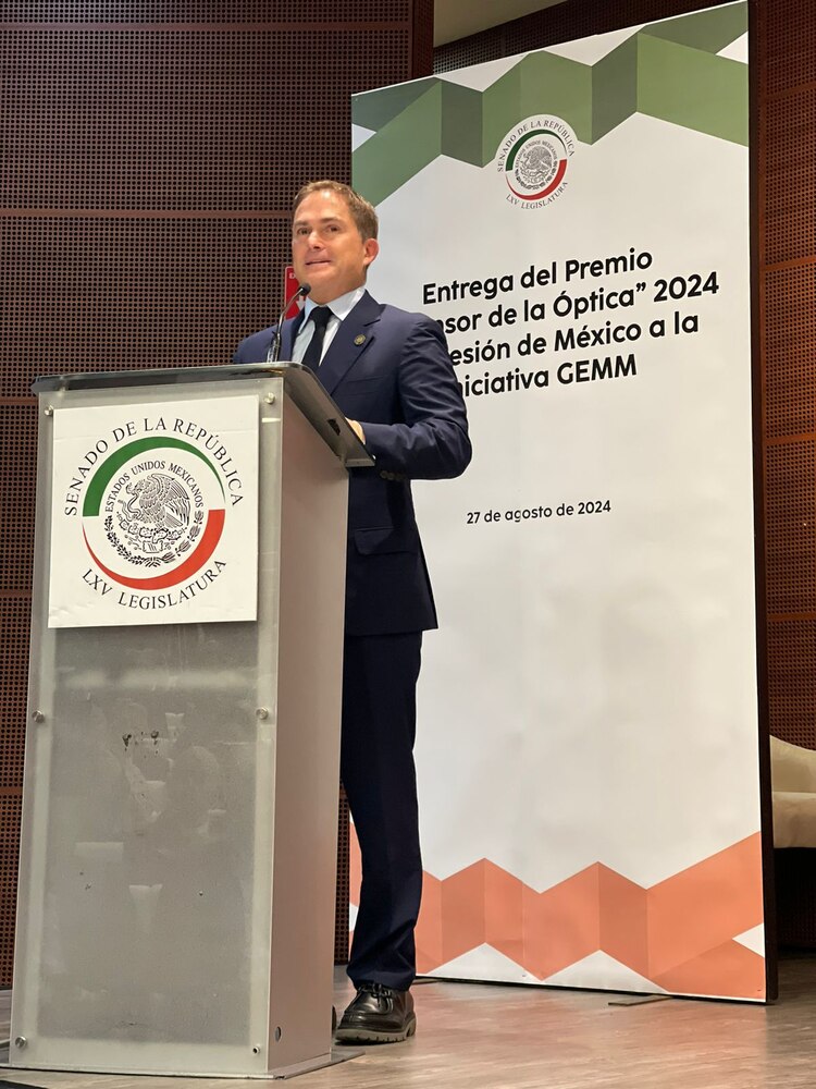 El diputado y futuro alcalde, al recibir el premio Defensor de la Óptica, el martes.