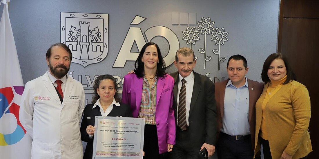 Lía Limón al centro de la imagen.