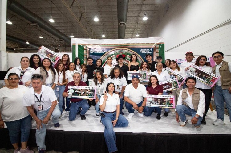 El Colectivo Legado de Grandeza interpreta el “Himno Migrante” durante la presentación del sorteo.