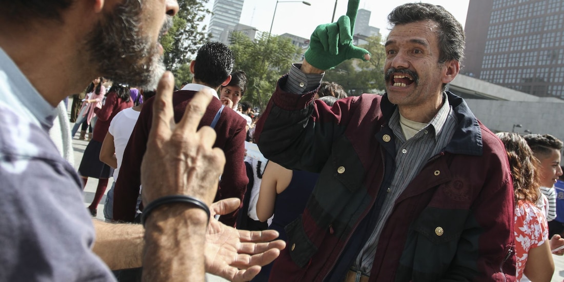 Personas con discapacidad auditiva en la Ciudad de México, en una fotografía ilustrativa.