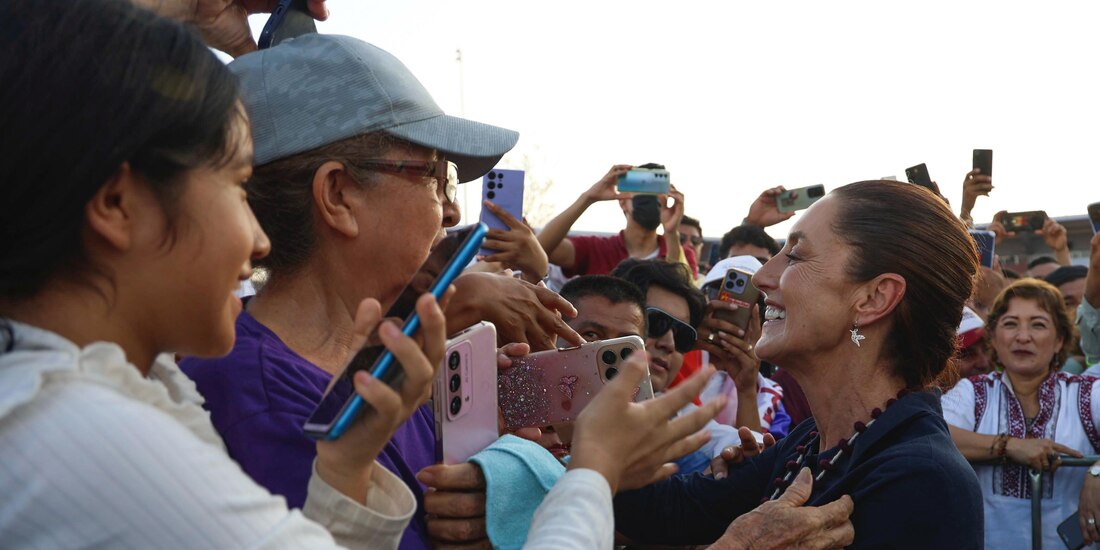 La Presidenta Claudia Sheinbaum convive con simpatizantes en Veracruz.