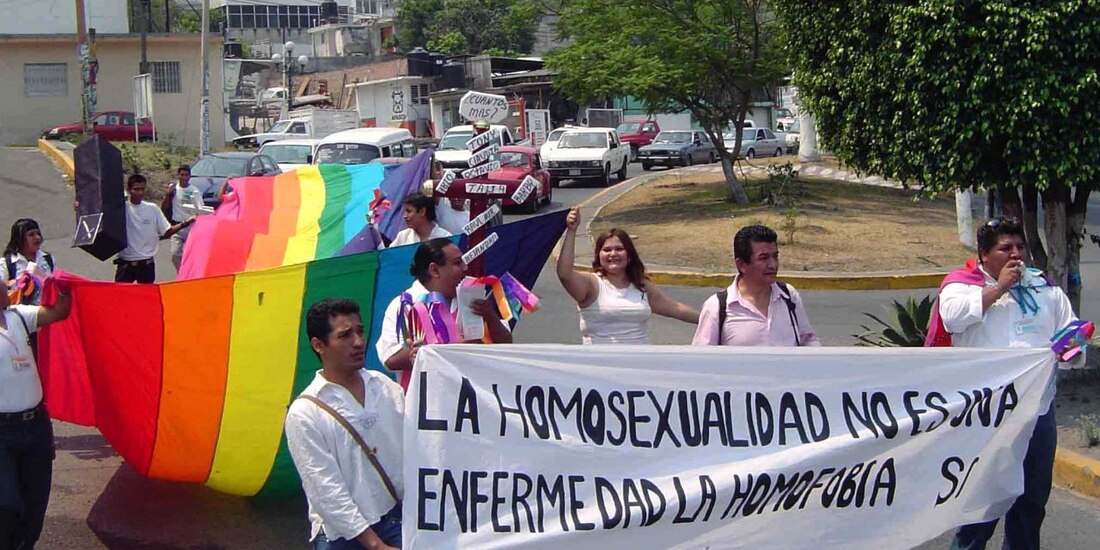 Dos jóvenes homosexuales integrantes de la Organización de Gays Guerrerense en la lucha Contra el Sida marcharon por las principales calles de la capital del estado
