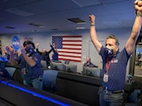 Equipo de la NASA celebra la llegada del vehículo al planeta rojo.