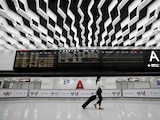 Una ciudadana japonesa camina por el aeropuerto de Narita.