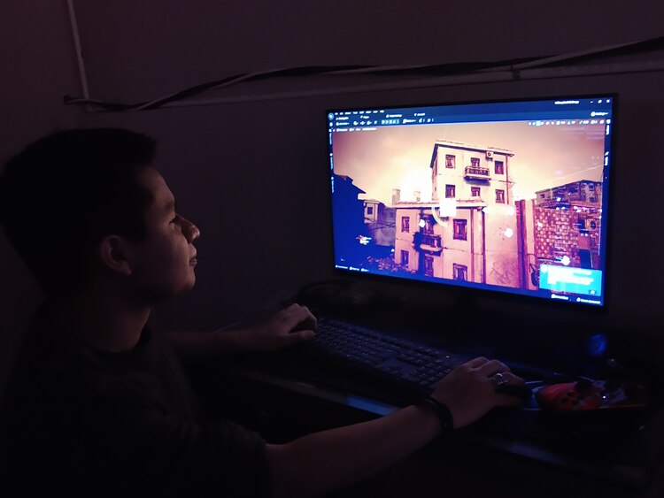 El equipo de iDigital, durante la grabación de dos escenas, una en un aeropuerto y otra en Siria.