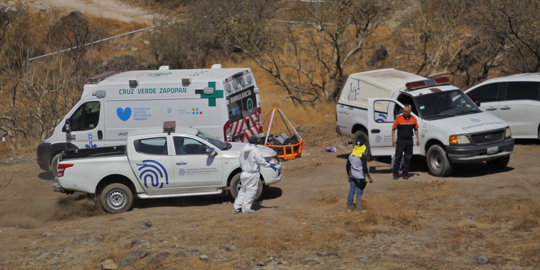 Personal de la Fiscalía General del Estado de Jalisco y de otras dependencias, realizaron el hallazgo de varias bolsas negras con posibles restos humanos a mas de 100 metros de profundidad en una barranca en la colonia Mirador Escondido, mismos podrían tratarse de los jóvenes que trabajaban en un call center