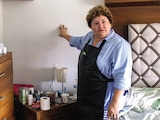 Norma trujillo muestra las grietas que hay en la pared de su habitación, ayer.