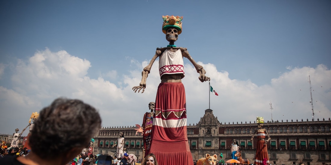 Una escultura monumental de cartonería instalada en la megaofrenda del Zócalo de la Ciudad de México, en 2025.