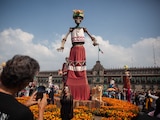 Una escultura monumental de cartonería instalada en la megaofrenda del Zócalo de la Ciudad de México, en 2025.