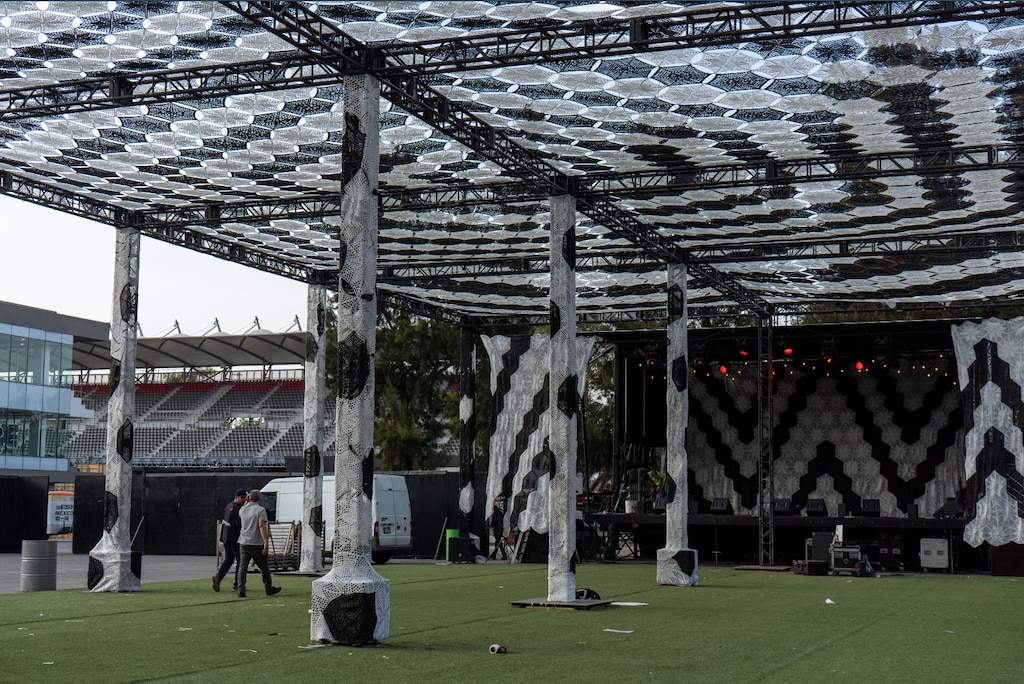 Así instalan escenarios del Vive Latino 2026, que tendrán alta tecnología.