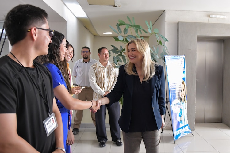 Personal del CREE y del DIF Estatal impulsan acciones de rehabilitación para personas con discapacidad auditiva.