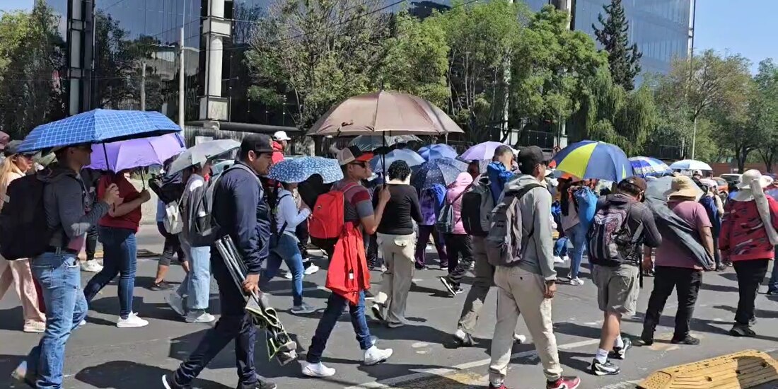 Los maestros disidentes marcharon desde el Monumento a la Revolución.