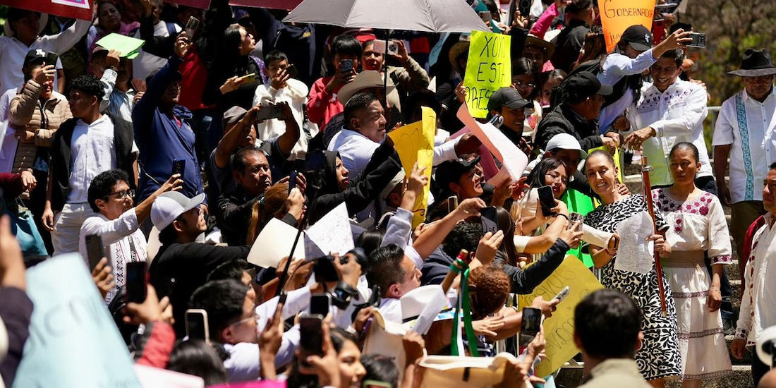 Así fue recibida la Presidenta en la explanada municipal de Guelatao de Juárez, Oaxaca.